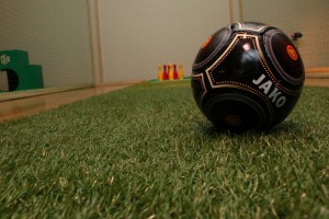 Station bei "Focke kickt": Fußball-Kegeln.