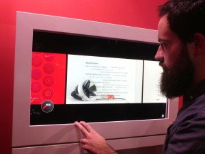 Autor und Regialog XVIII Teilnehmer Stephan Siegert beim Ausprobieren der neuesten Vitrinentechnik. Foto: privat.