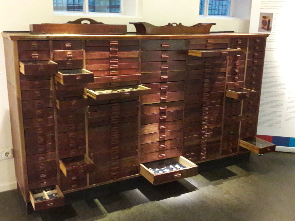 Schrank mit Objektladen