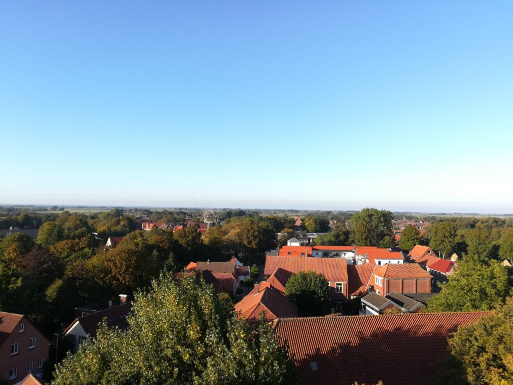 Blick auf Esens vom Turm der St. Magnus Kirche aus.