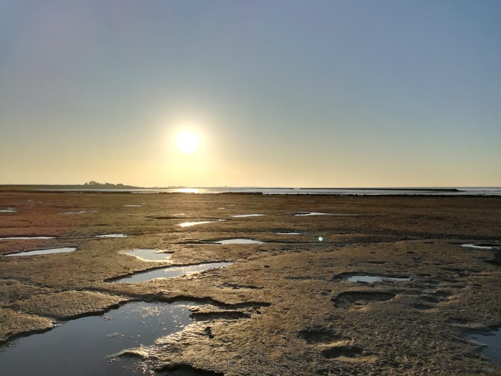 Sonnenuntergang iüber dem Wattenmeer der Nordsee in Bensersiel/Esens.