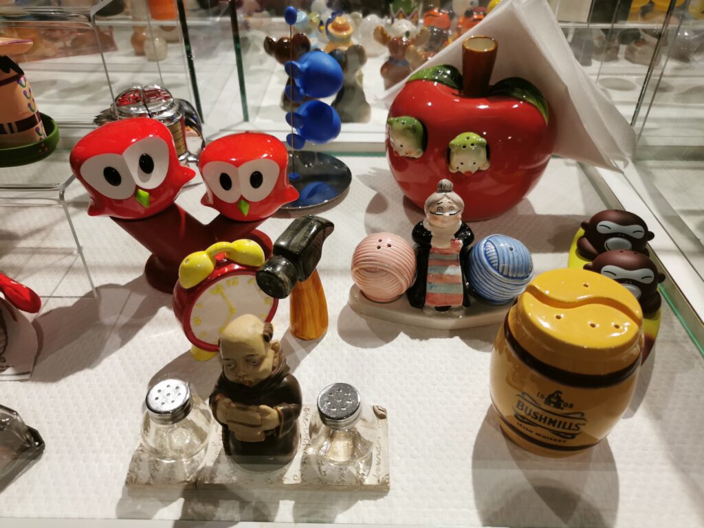 Verschiedene Salz- und Pfefferstreuer