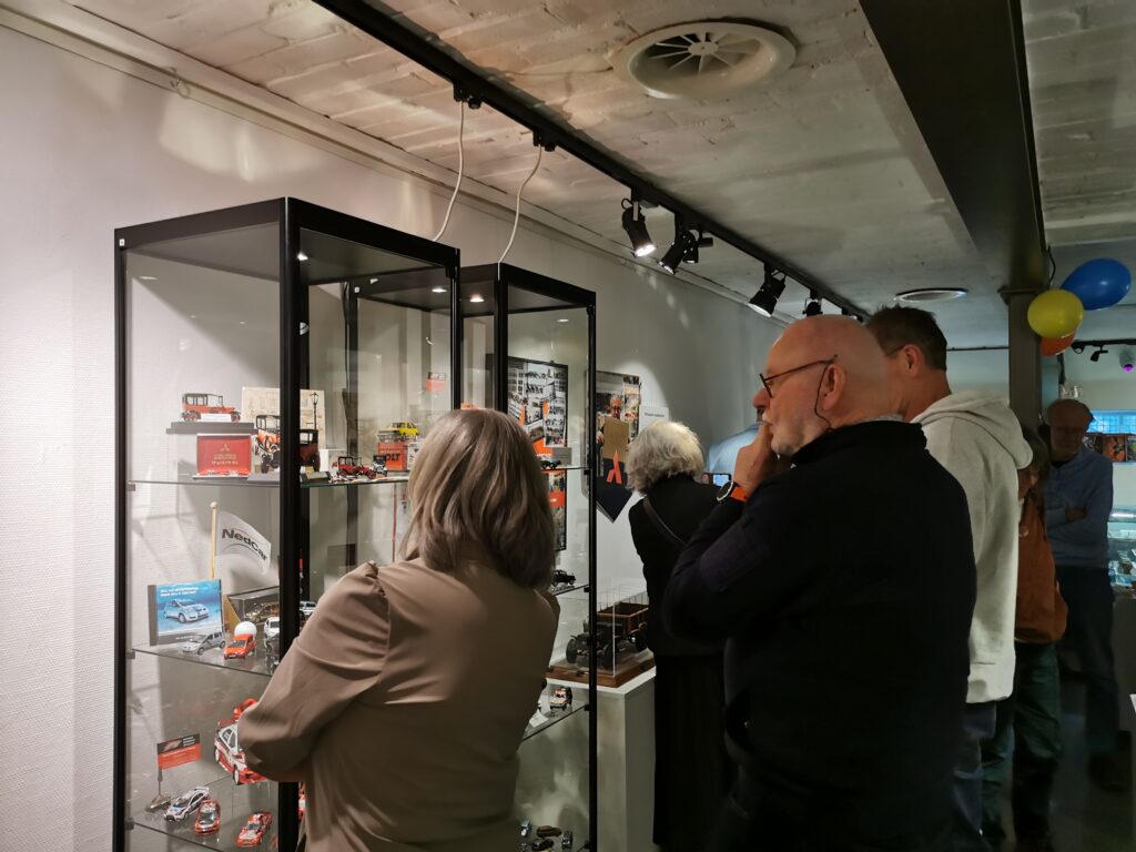 Eröffnungsbesucher beim Rundgang